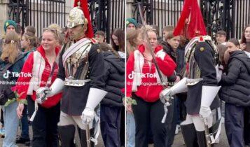 «Μην ακουμπάς!»: Βασιλικός φρουρός στο Μπάκιγχαμ ουρλιάζει σε τουρίστρια (VIDEO)