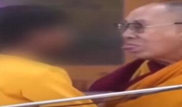 «Ρούφηξε την γλώσσα μου»: Οργή στα social media για την προτροπή του Δαλάι Λάμα σε παιδί (VIDEO)