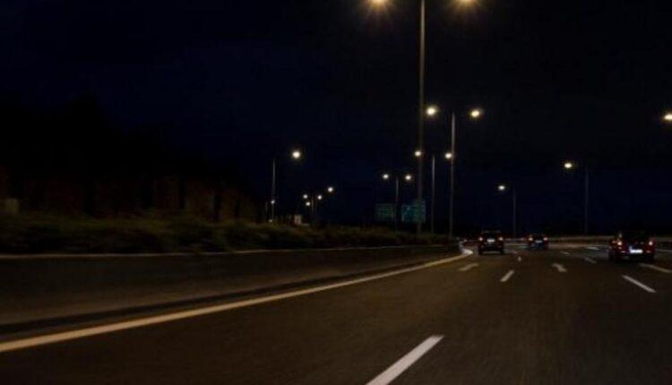 Αυτή είναι η μεγαλύτερη απορία όσων οδηγούν σε Εθνικές Οδούς: Γιατί ο μισός δρόμος έχει φώτα και ο άλλος μισός όχι