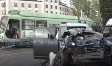 Απίστευτο τροχαίο: Ο Ιμόμπιλε τράκαρε με τραμ! (VIDEO)