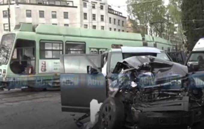Απίστευτο τροχαίο: Ο Ιμόμπιλε τράκαρε με τραμ! (VIDEO)