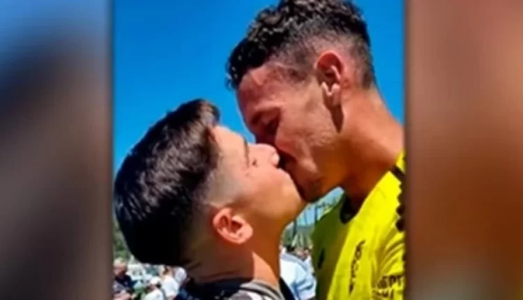 Ισπανός τερματοφύλακας έκανε come out ως gay φιλώντας τον σύντροφό του μετά την άνοδο