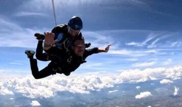 Ο Ντέμης έκανε ελεύθερη πτώση από τα 14.000 πόδια και έδειξε να το απολαμβάνει (VIDEO)