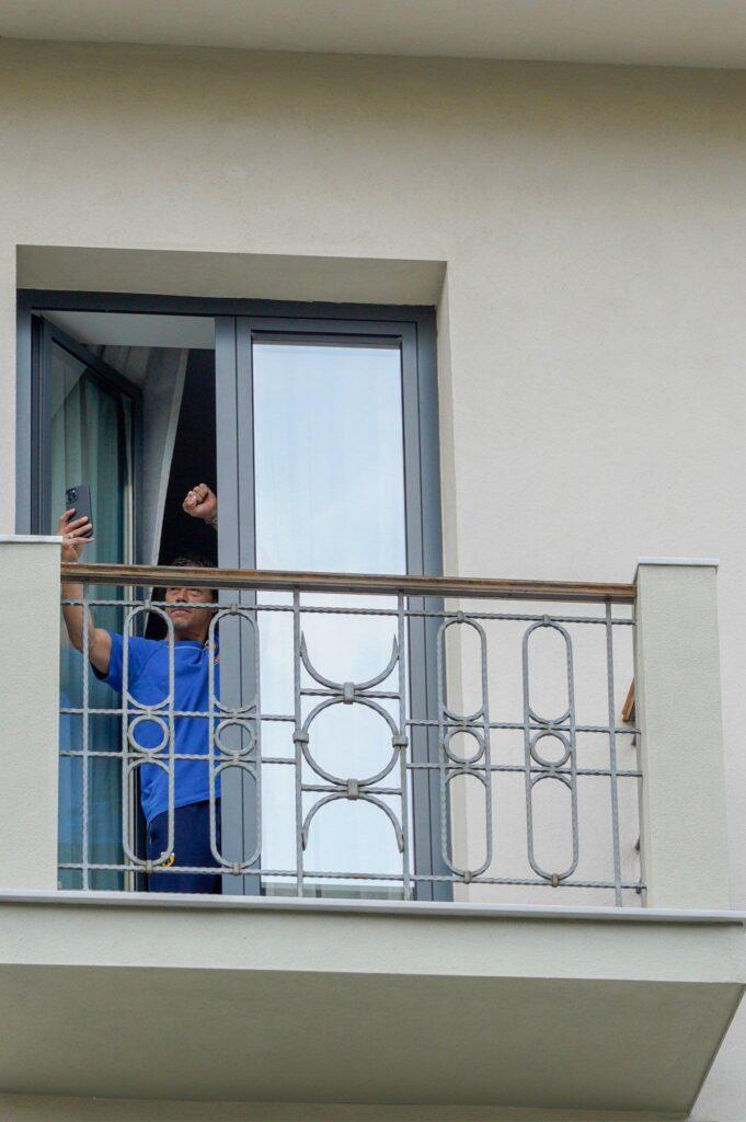 Η σφιγμένη γροθιά του Αλμέιδα προς τον κόσμο της ΑΕΚ από το μπαλκόνι του ξενοδοχείου! (ΦΩΤΟ)