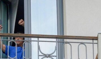 Η σφιγμένη γροθιά του Αλμέιδα προς τον κόσμο της ΑΕΚ από το μπαλκόνι του ξενοδοχείου! (ΦΩΤΟ)
