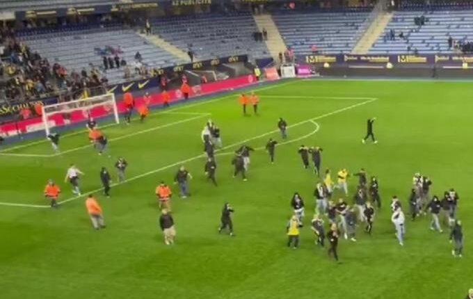 Οι οπαδοί της Σοσό έκαναν «ντου» στο γήπεδο μετά την ήττα από την Ντιζόν (VIDEO)