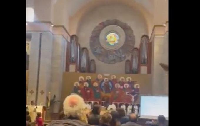 Τρέλα σε εκκλησία στη Νάπολη την ώρα της λειτουργίας: πρώτος ο ιερέας φώναζε συνθήματα! (VIDEO)