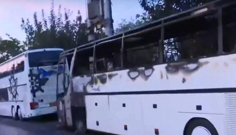 Επεισόδια με μολότοφ έξω από την Γεωπονική Σχολή – Έβαλαν φωτιά σε τρία τουριστικά λεωφορεία (VIDEO)