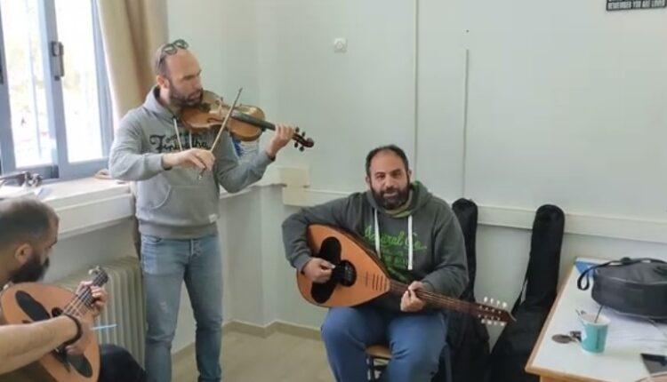Έπος: Οπαδοί της ΑΕΚ από την Χίο τραγουδούν όλα τα συνθήματα με βιολί και λαούτο (VIDEO)