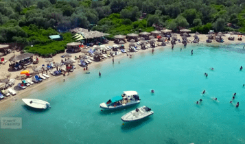 Θα πηγαίνεις κάθε καλοκαίρι: Στις «Μπαχάμες της Ελλάδας» τρως και κάνεις μπάνιο στα καλύτερα (VIDEO)