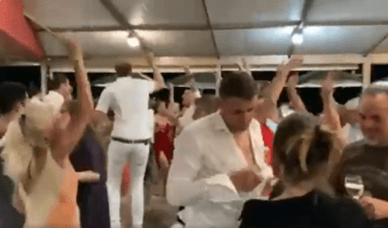 Και οι Γάλλοι τρελάθηκαν με το νταμπλ της ΑΕΚ! - Το «Forza ΑΕΚάρα» ξεσήκωσε έναν ολόκληρο γάμο (VIDEO)