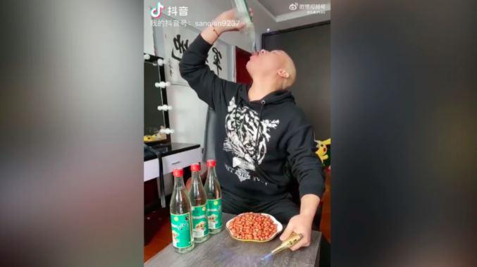 Πέθανε influencer αφού ήπιε σε live μετάδοση επτά μπουκάλια αλκοόλ λόγω challenge (VIDEO)