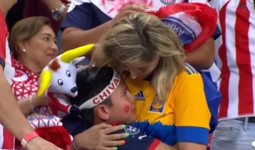 Μαμά φίλαθλος της Τίγκρες παρηγορεί τον γιο της, υποστηρικτή της Τσίβας, μετά το χαμένο πρωτάθλημα (VIDEO)
