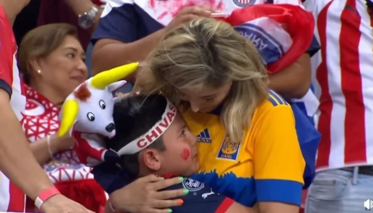 Μαμά φίλαθλος της Τίγκρες παρηγορεί τον γιο της, υποστηρικτή της Τσίβας, μετά το χαμένο πρωτάθλημα (VIDEO)