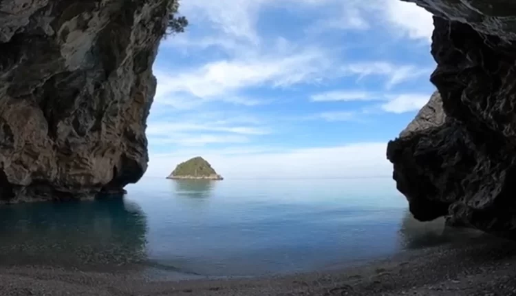 Αμανάκι: Η φανταστική παραλία με τη μυστική σπηλιά στην Εύβοια