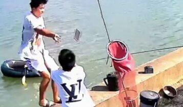 Απίθανος τύπος ισορροπεί πριν πέσει στη θάλασσα και σώζει το κινητό (VIDΕΟ)