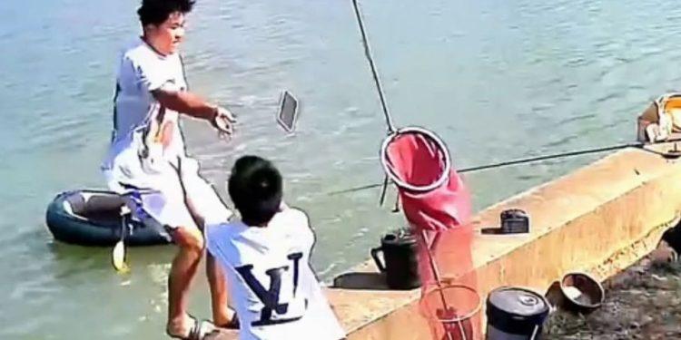 Απίθανος τύπος ισορροπεί πριν πέσει στη θάλασσα και σώζει το κινητό (VIDΕΟ)