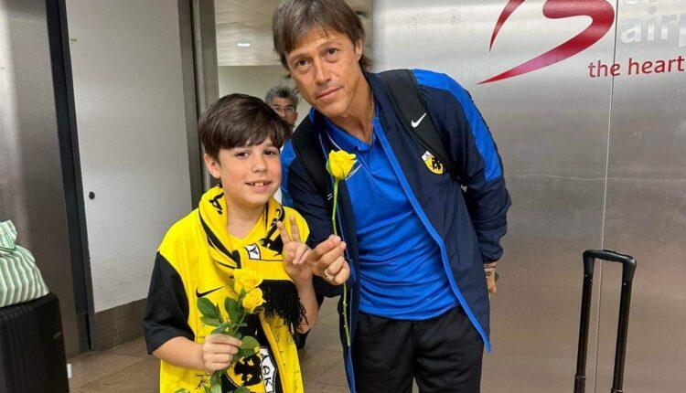 Αποκλειστικό enwsi.gr: Ο μικρός Δημήτρης, όπως και πέρυσι, υποδέχθηκε την ΑΕΚ ξανά με κίτρινα τριαντάφυλλα στις Βρυξέλλες! (ΦΩΤΟ)