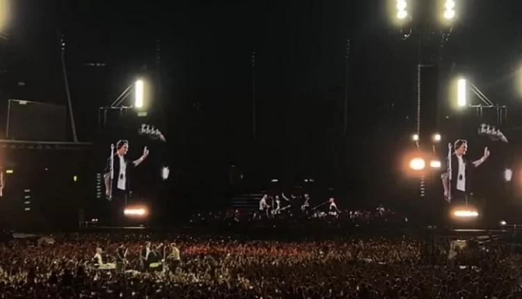 Ο Φέντερερ ανέβηκε στη σκηνή της συναυλίας των Coldplay και τραγούδησε μαζί τους προκαλώντας χαμό (VIDEO)