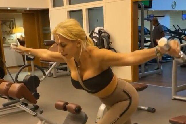 Κωνσταντίνα Σπυροπούλου: Έτσι διατηρεί το καλλίγραμμο κορμί – «Λιώνει» στο γυμναστήριο (VIDEO)