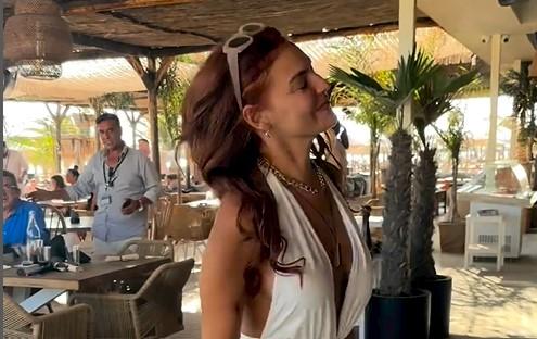 Βρισηίδα Ανδριώτου: Το… ζει με τρέλα – Σέξι χορός στην παραλία, παραλίγο να γίνει «ατύχημα» με το στήθος της! (VIDEO)