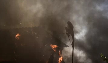 Μεγάλες φωτιές σε Λαγονήσι και Λουτράκι: Καίγονται σπίτια - Εντολή για εκκένωση προς Αθήνα, μποτιλιάρισμα και χάος!