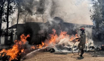 Φωτιά: Στα Δερβενοχώρια το πιο δύσκολο μέτωπο, μάχη στο Λουτράκι να μην περάσουν την εθνική οι φλόγες - Διάσπαρτες εστίες στη Σαρωνίδα