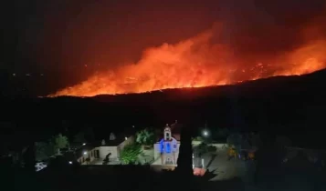 Φωτιά στη Ρόδο: Μάχη σε τρία μέτωπα - Οι ακραίες συνθήκες δημιούργησαν πυροστρόβιλο (VIDEO)