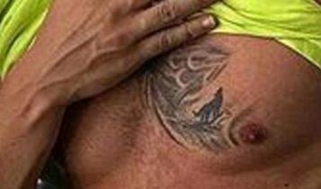 Σάλος με τον Μεσούτ Οζίλ: Έκανε τατουάζ το σήμα κατατεθέν των «γκρίζων λύκων» στο στήθος (ΦΩΤΟ)