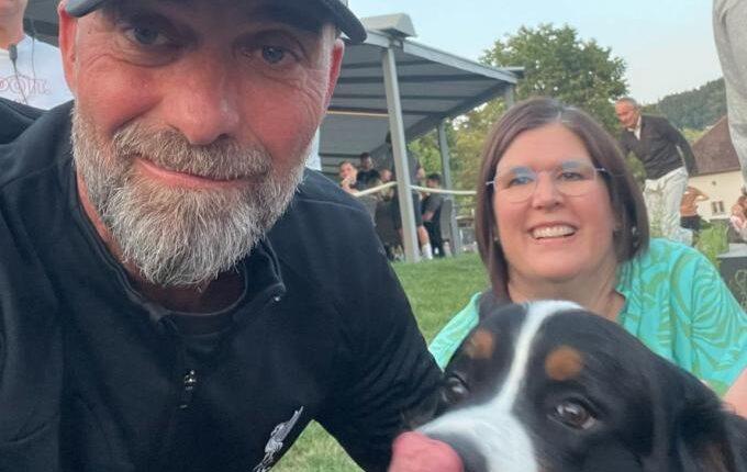 Επικός Κλοπ: Έβγαλε selfie με σκύλο και το καταχάρηκε (VIDEO)