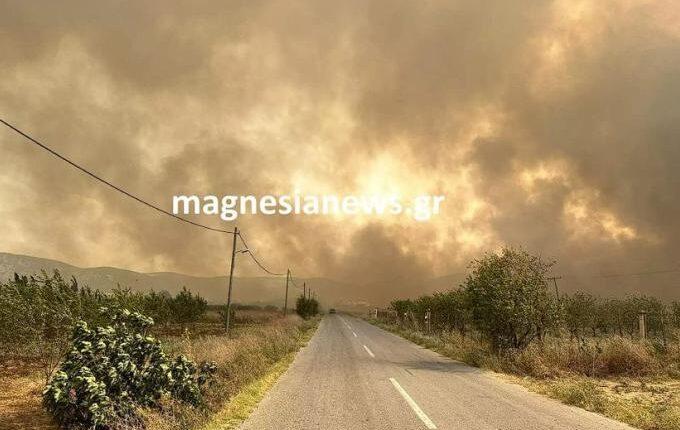 Φωτιά στο Βελεστίνο Μαγνησίας: «Φύγετε να σωθεί ο κόσμος» – «Έχει δεξαμενές προπανίου στα 20 μέτρα» λέει ο Μπέος