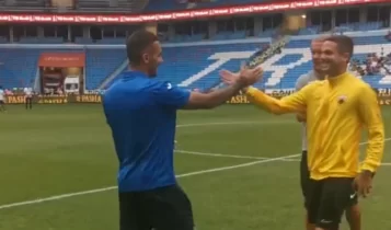 Τράμπζονσπορ-AEK: Η αγκαλιά Γκατσίνοβιτς με Κουρμπέλη και το τετ-α-τετ με τους παίκτες της Ένωσης (VIDEO)