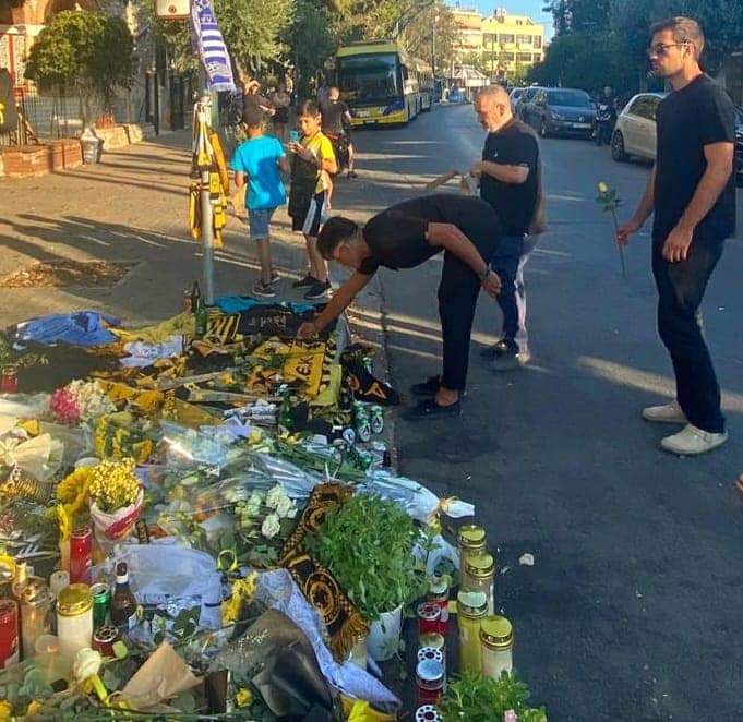 ΑΕΚ: Αντιπροσωπεία των τμημάτων πόλο άφησε λουλούδια στο σημείο που έχασε τη ζωή του ο Μιχάλης! (ΦΩΤΟ)