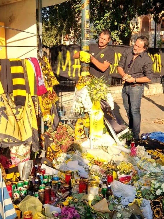 ΑΕΚ: Αντιπροσωπεία των τμημάτων πόλο άφησε λουλούδια στο σημείο που έχασε τη ζωή του ο Μιχάλης! (ΦΩΤΟ)