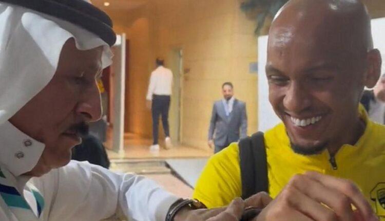Άραβας δημοσιογράφος ενθουσιάστηκε με τον Φαμπίνιο και του χάρισε το πανάκριβο ρολόι του! (VIDEO)