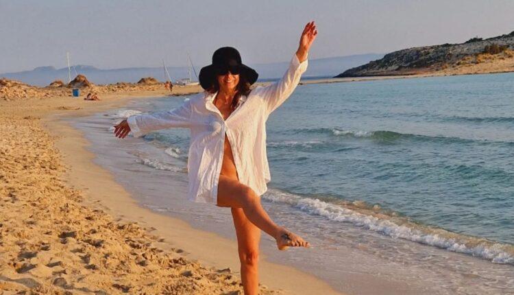 Η 50άρα Ελίνα Κέφη κάνει το Instagram να… αναστενάξει με τις εντυπωσιακές πόζες στην αμμουδιά! (ΦΩΤΟ)