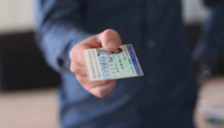 Απίστευτη αγγελία: Άνδρας ζητά «ταρίφα» 80 ευρώ για να κρατά τη σειρά σε όσους θέλουν να εκδώσουν νέα ταυτότητα