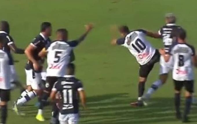 Ποδοσφαιριστής κλώτσησε αντίπαλο στο κεφάλι και το γήπεδο μετατράπηκε σε... ρινγκ (VIDEO)
