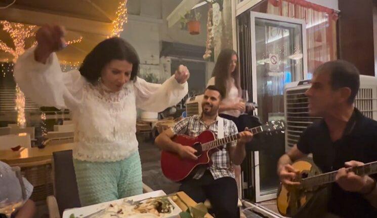 Ζωζώ Σαπουντζάκη: Έγινε viral ξανά στα 90 της – Το… έριξε στον χορό και το τραγούδι σε εστιατόριο της Αθήνας! (VIDEO)
