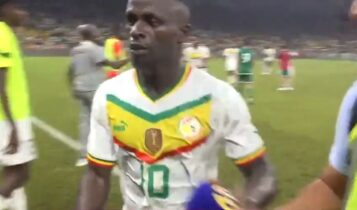 Εκνευρισμένος ο Μανέ μετά την ήττα της Σενεγάλης, έσπρωξε το μικρόφωνο ρεπόρτερ
