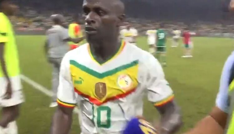 Εκνευρισμένος ο Μανέ μετά την ήττα της Σενεγάλης, έσπρωξε το μικρόφωνο ρεπόρτερ