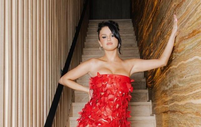 MTV VMA 2023: H Σελένα Γκόμεζ φόρεσε ένα εντυπωσιακό κόκκινο φόρεμα και μαγνήτισε όλα τα βλέμματα (ΦΩΤΟ)