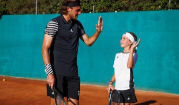 Ο Στέφανος Τσιτσιπάς μοίρασε χαμόγελα στα παιδιά που βρέθηκαν στο Tennis Club Glyfada