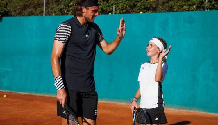Ο Στέφανος Τσιτσιπάς μοίρασε χαμόγελα στα παιδιά που βρέθηκαν στο Tennis Club Glyfada
