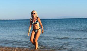 Μαρία Μπεκατώρου: Ποζάρει στην παραλία με κόκκινο μαγιό και… κόβει την ανάσα (ΦΩΤΟ)