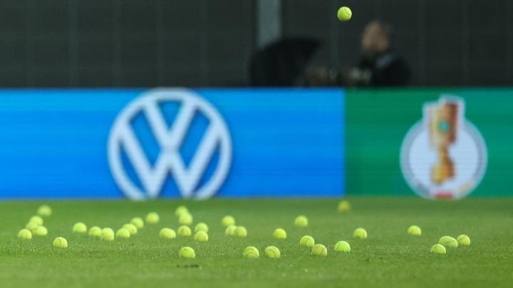 Μπάγερν: Διαμαρτυρία των φιλάθλων με μπαλάκια του τένις και πρόστιμο 65.000 ευρώ