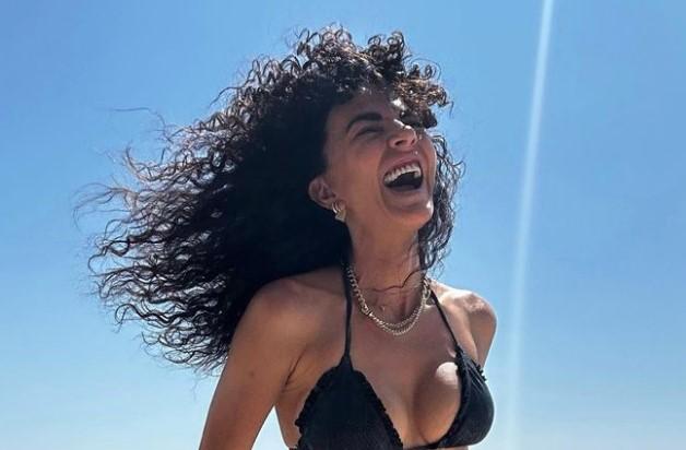 Μαρία Σολωμού: «Έριξε» το Instagram με τις γυμνόστηθες ΦΩΤΟ της – Ήταν καλυμμένη μόνο με άμμο και… κολιέ!
