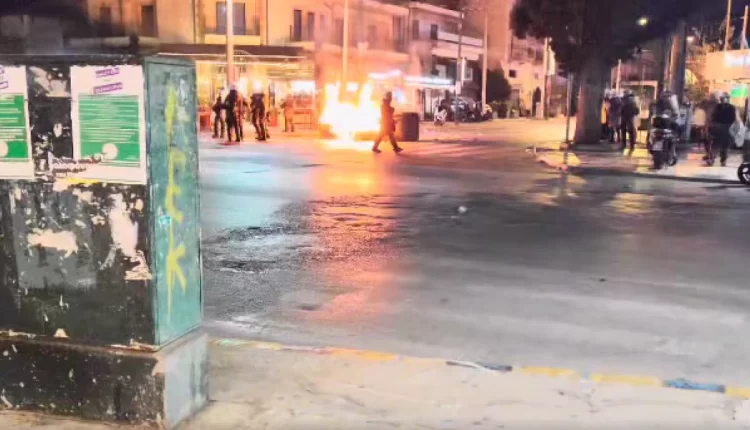 Ένταση με την αστυνομία και φωτιές στη Νέα Φιλαδέλφεια μετά το ΑΕΚ - Άγιαξ (VIDEO)