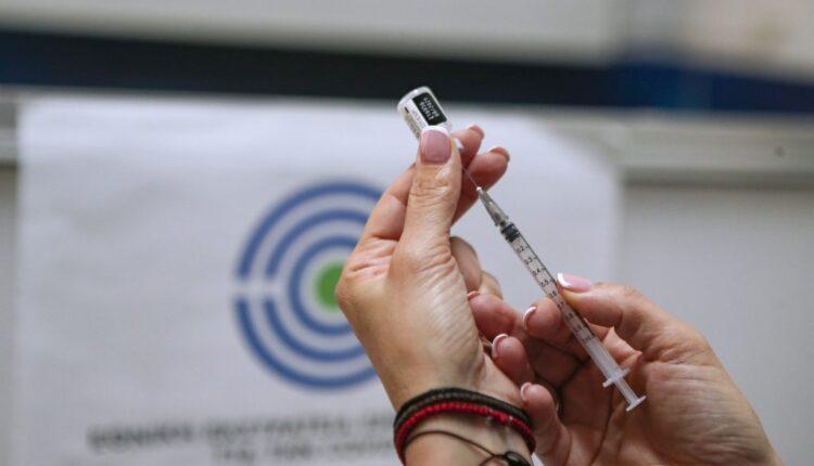 Ήρθαν και στην Ελλάδα: Οι 4 παρενέργειες που έχουν τα νέα εμβόλια κορωνοϊού
