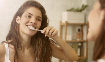 Πόσο βρώμικη είναι η οδοντόβουρτσα μας; – Οδοντίατρος αποκαλύπτει